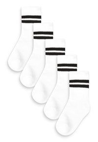 Cinq paires de chaussettes blanches avec deux bandes noires en haut. Fabriquées en tissu doux avec une texture lisse et un design hauteur de cheville.
