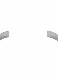 Sølvfarvet metallarmbånd med et strømlinet, minimalistisk design, der har brede, buede ender og en glat, poleret overflade.
