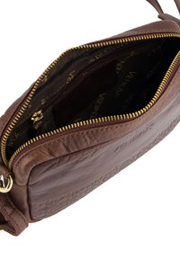 Brun læder crossbody taske med guld lynlås, prægede frontlomme og indvendig foret med "VENEZA" logo.