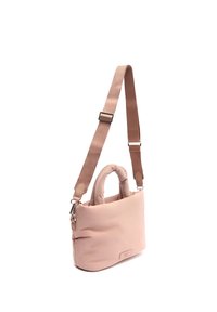 Rosa vadderad väska med två bäralternativ: korta handtag och en lång justerbar rem. Har en slät yta och en minimalistisk design.