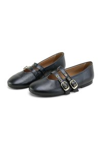 Bailarinas de cuero negro con punta redondeada, que presentan dos correas decorativas y hebillas en tono dorado. Textura suave y diseño minimalista.