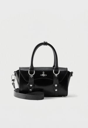 Sac à main en cuir noir avec doubles poignées, quincaillerie argentée, bandoulière amovible et petit logo orb argenté sur le devant.