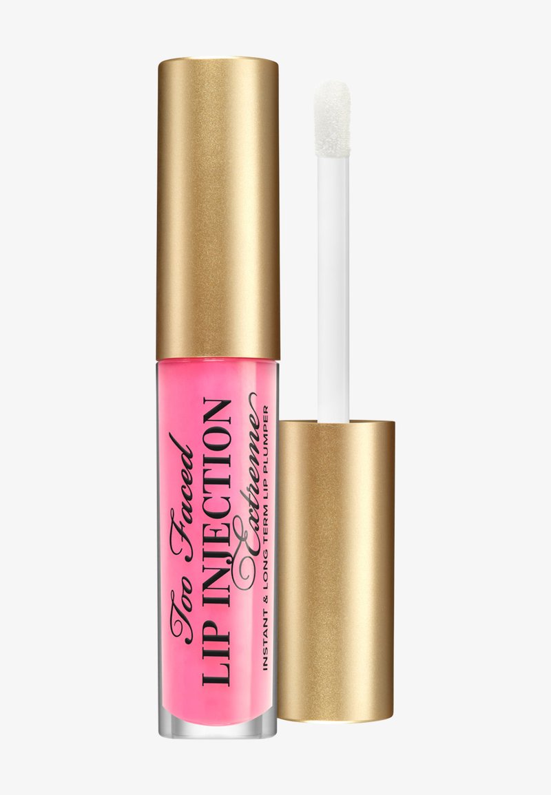 Rosa Lippen-Pflegestift mit goldfarbenem Verschluss und Applikatorstab, auf dem der Produktname "Too Faced Lip Injection Extreme" steht.