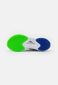 Nike Performance ZOOM FLY 5 - Zapatillas running asfalto - white/black/green strike/racer blue