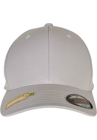 Cap gri de baseball cu o margine curbată, fabricată dintr-un material texturat. Include un autocolant cu logo și o etichetă pe care scrie „SALVAT + REVIGORAT.” Mărime standard.