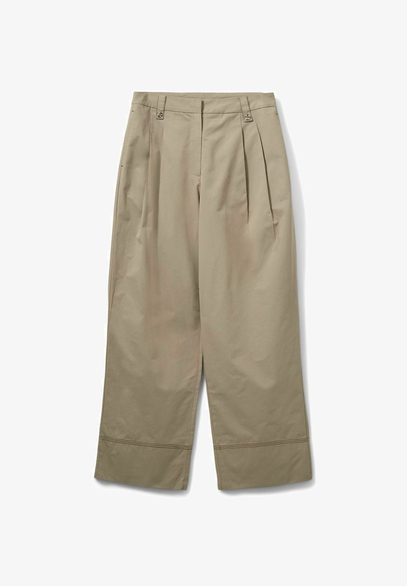 Beige wijde broekspijpen met hoge taille, voorplooien, riemlussen en gestikte zomen, platliggend op een witte achtergrond.