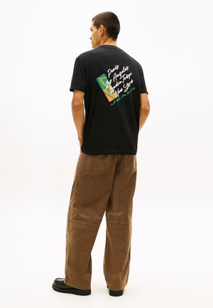 SIGN SHIFT TEE - Nyomott mintás póló - black