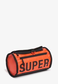 Oranje cilindrische tas met zwarte rits en afwerking. Heeft opvallende "SUPER" tekst in het zwart. Gemaakt van duurzaam materiaal, met een gladde afwerking.