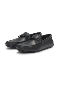 Sorte skinnloafers med teksturert overflate, rund tå, dekorativ snøring og en lavprofil gummisåle.