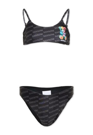 Czarny komplet bikini z powtarzającym się napisem "BARROW"; góra z kolorową grafiką misia po prawej stronie.