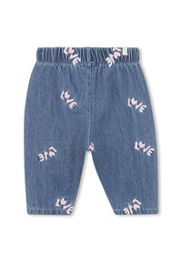 Shorts en denim avec une taille élastique. Décorés de texte brodé "LOVE" en rose et de motifs de cœurs sur un fond bleu.