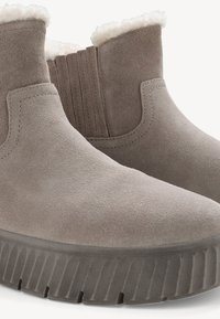 Grijze suède enkellaarzen met een zachte schapenwol voering, elastische panelen en een chunky, gestructureerde zool. Kenmerkt zich door een gladde, ronde teenvorm.