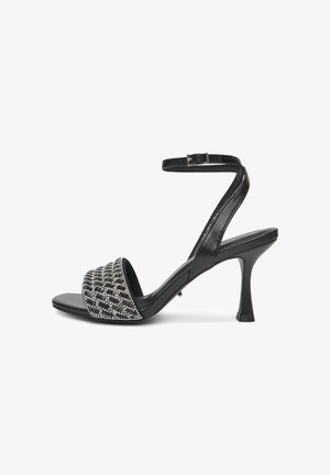 Czarne sandały na wysokim obcasie z paskiem wokół kostki, z teksturowanym przodem pokrytym cekinami i eleganckim, minimalistycznym designem.