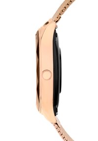 Montre intelligente avec un boîtier en métal rose doré, un écran noir et un bracelet texturé avec un design en chaîne. Bouton visible sur le côté.