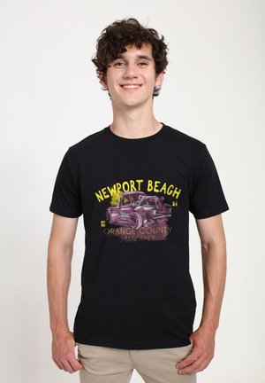 Schwarzes Baumwoll-T-Shirt mit einem Frontdesign, das einen Vintage-Truck zeigt, sowie dem Text "Newport Beach" und "Orange County" in Gelb und Lila.