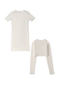 Biała dzianinowa sukienka z ribbowym splotem, z krótkimi rękawami oraz dopasowany top z długimi rękawami. Oba elementy mają fakturowaną powierzchnię i okrągły dekolt.