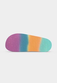 Semelle d'une sandale slide avec motif texturé du logo GripFoot en dégradé de couleurs : violet, bleu, orange et turquoise.