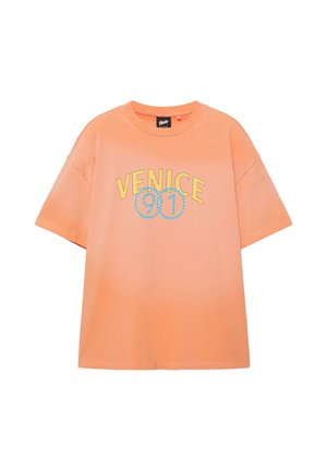 Narancssárga rövid ujjú póló sárga "VENICE" felirattal és kék pöttyös "91" grafikával az elején, fehér háttér előtt.