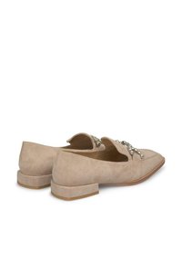 Beige Wildleder Slipper mit spitz zulaufender Zehenpartie und niedrigem Blockabsatz, verziert mit dekorativen Strasssteinen auf der Oberseite.