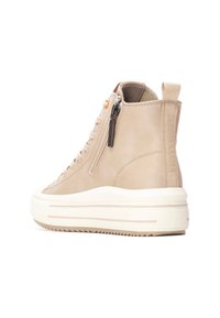 Zapatilla alta beige hecha de cuero suave, con una cremallera lateral, cordones redondos y una suela blanca gruesa con un dibujo texturizado.