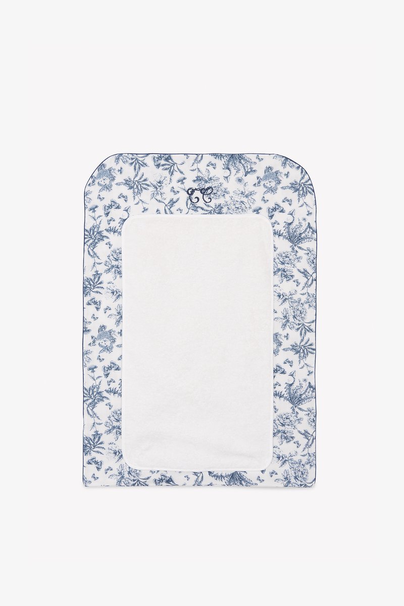 Kopalna preproga z cvetličnim vzorcem, belim terry bombažem v središču, modro-belim zunanjim delom iz blaga, zaobljenimi koti in kontrastnim robom.