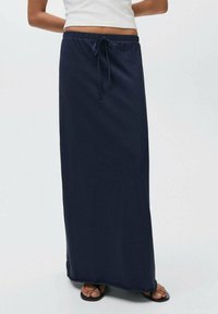 Fustă maxi bleumarin dintr-un material moale și elastic. Dispune de un sistem de elastic la talie cu șnur și are o siluetă dreaptă. Textură netedă, design casual.