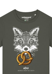 Groene katoenen t-shirt met een witte vosafbeelding die pretzels vasthoudt, met de tekst "dieren UIT HET ZUIDEN" eronder.