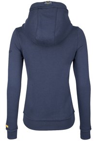 Pull à capuche bleu marine avec une texture douce, une capuche doublée, des poignets et un ourlet côtelés. Présente une étiquette au dos et un petit logo sur la manche.