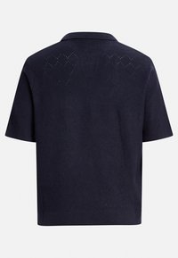 Polo shirt bleumarin cu mânecă scurtă, cu un model tricotat texturat și un design în diamante. Prezintă un guler plat și manșete ondulate.
