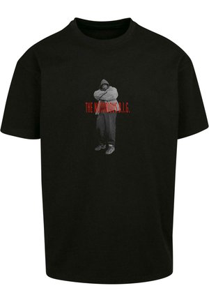 Svart bomull T-skjorte med et sentralt grafikk av en figur i grått, innpakket i hettegenser, med "THE NOTORIOUS B.I.G." i rødt tekst under.