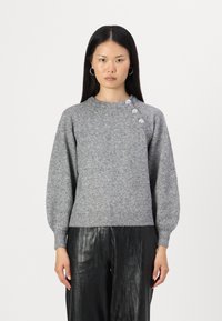 Grauer Strickpullover mit rundem Halsauschnitt, langen Ärmeln, gerippten Bündchen und seitlichen Knöpfen. Der Stoff wirkt weich mit einer strukturierten Oberfläche.
