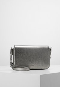 Borsa a tracolla argento metallico con finitura testurizzata, dotata di una tracolla a catena e chiusura con zip. Forma rettangolare con dettagli di design minimalisti.