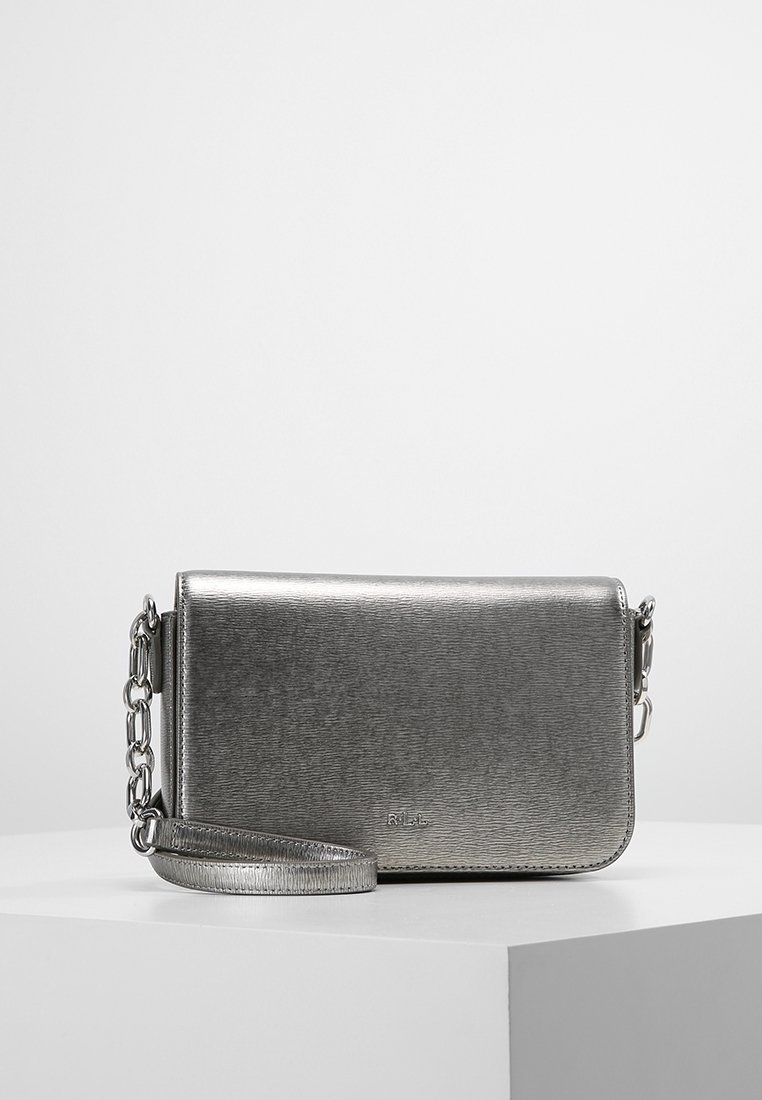 Borsa a tracolla argento metallico con finitura testurizzata, dotata di una tracolla a catena e chiusura con zip. Forma rettangolare con dettagli di design minimalisti.