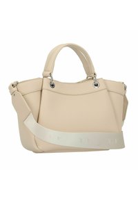 Borsa a mano in pelle beige con finitura texture, doppio manico superiore e tracolla removibile con motivo a logo. Accenti in metallo argentato.