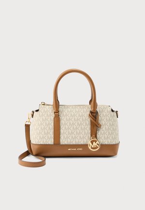 Béžová a hnedá kabelka Michael Kors s dvojitými rúčkami, odnímateľným ramenným popruhom, zlatým príveskom s logom MK a opakujúcim sa vzorom MK.