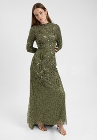 Abito lungo verde oliva con intricate perline e un motivo floreale. Presenta maniche lunghe, scollo a girocollo e una silhouette fluida.