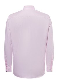 Camicetta a maniche lunghe, di colore rosa chiaro, con yoke posteriore, bottoni ai polsini e una texture liscia e uniforme. Taglio classico con una leggera lucentezza.