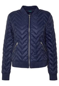 Navyfärgad kviltad bomberjacka med chevronstickning, ribbade muddarmuffar och en framdragkedja. Har två sidfacket med dragkedja.