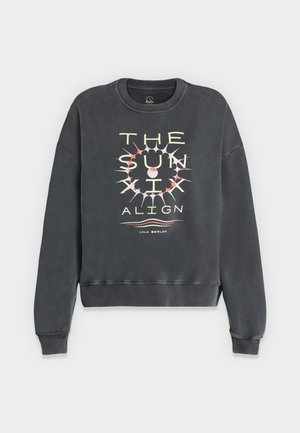 Mørkegrå genser med lange ermer med solstrålegrafikk og teksten "THE SUN I ALIGN" med "LALA BERLIN" merke nederst.