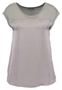 Camiseta de manga corta gris claro con una textura suave, cuello ligeramente redondeado y un diseño en capas que presenta acentos gris más claro en los hombros.