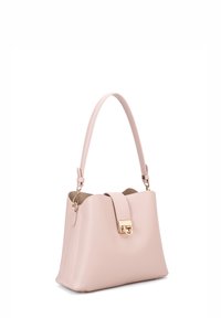 Roze leren handtas met een gestructureerde vorm, enkele handgreep, gouden hardware en een klep sluiting. Glad textuur met minimale detailing.