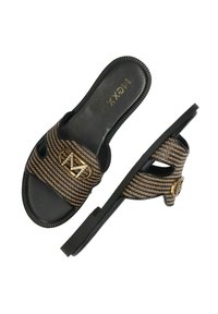 Czarne klapki z płaską podeszwą, charakteryzujące się plecionym materiałem w odcieniach brązu i złota, z wyraźnym złotym logo oraz dekoracyjnymi elementami metalowymi. Płaska gumowa podeszwa.