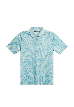 Hellblaues Polohemd mit einem abstrakten wellenförmigen Muster in dunklerem Blau. Kragen mit drei Knöpfen und einem Logo am Saum.