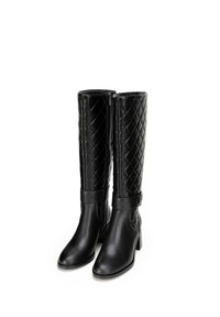 Czarne podpuczne wysokie buty z pikowanej ekoskóry o gładkim wykończeniu, z zamkiem błyskawicznym i grubym obcasem. Zdobione detalem w postaci paska.