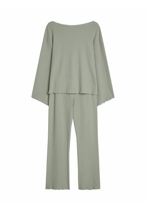 Jasnozielony dwuczęściowy zestaw składający się z luźnej bluzki z szerokim dekoltem i długimi rękawami, zestawionej z prostymi spodniami. Miękka tkanina z falbaniastymi krawędziami.