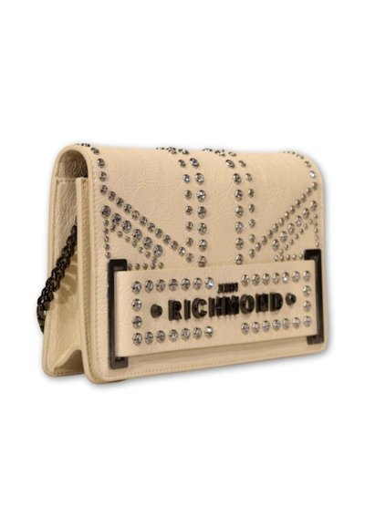 Borsa a tracolla in finta pelle crema con accenti di borchie argentate, una tracolla nera e unlogo "RICHMOND" in evidenza sul fronte.