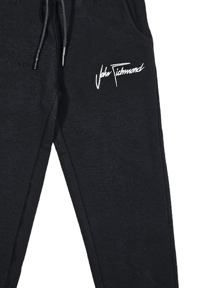 Pantaloni jogger neri realizzati in morbido cotone, con vita elastica, tasche laterali e un logo bianco sul cosciotto sinistro.