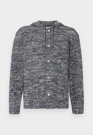 Bluza z kapturem na guziki z długimi rękawami i przednimi kieszeniami, wykonana z ciemnoszarej i jasnoszarej dzianiny melanżowej.