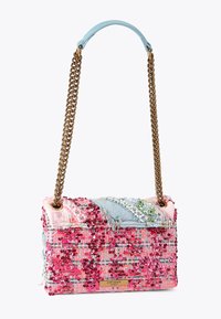 Sac à main multicolore en sequins avec un design en patchwork rose et en denim, bandoulière en chaîne dorée, finition texturée avec des accents et des franges.