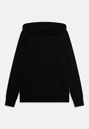 Svart hettegenser laget av mykt materiale, med en frontlomme, ribbede mansjetter og snorhette. Enkelt design med minimal detaljering.